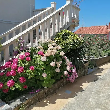 Moderan Smjestaj S Velikom Terasom I Parkingom Lägenhet
