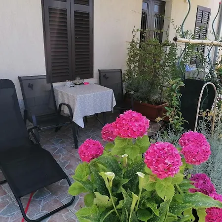 Moderan Smjestaj S Velikom Terasom I Parkingom Apartmán