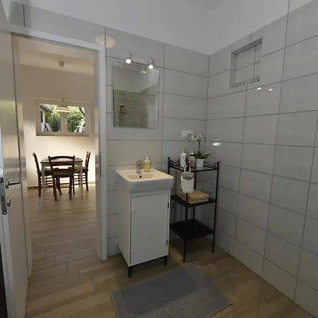 Moderan Smjestaj S Velikom Terasom I Parkingom