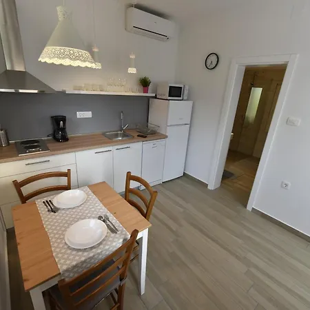 Moderan Smjestaj S Velikom Terasom I Parkingom