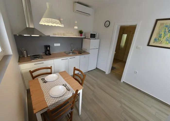 Moderan Smjestaj S Velikom Terasom I Parkingom